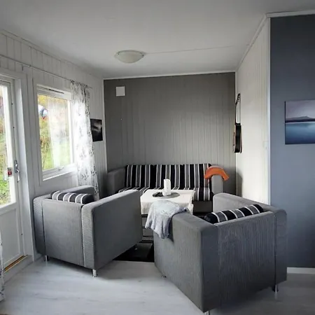 Mellomgaard - Southern-kvaloya Holiday home *